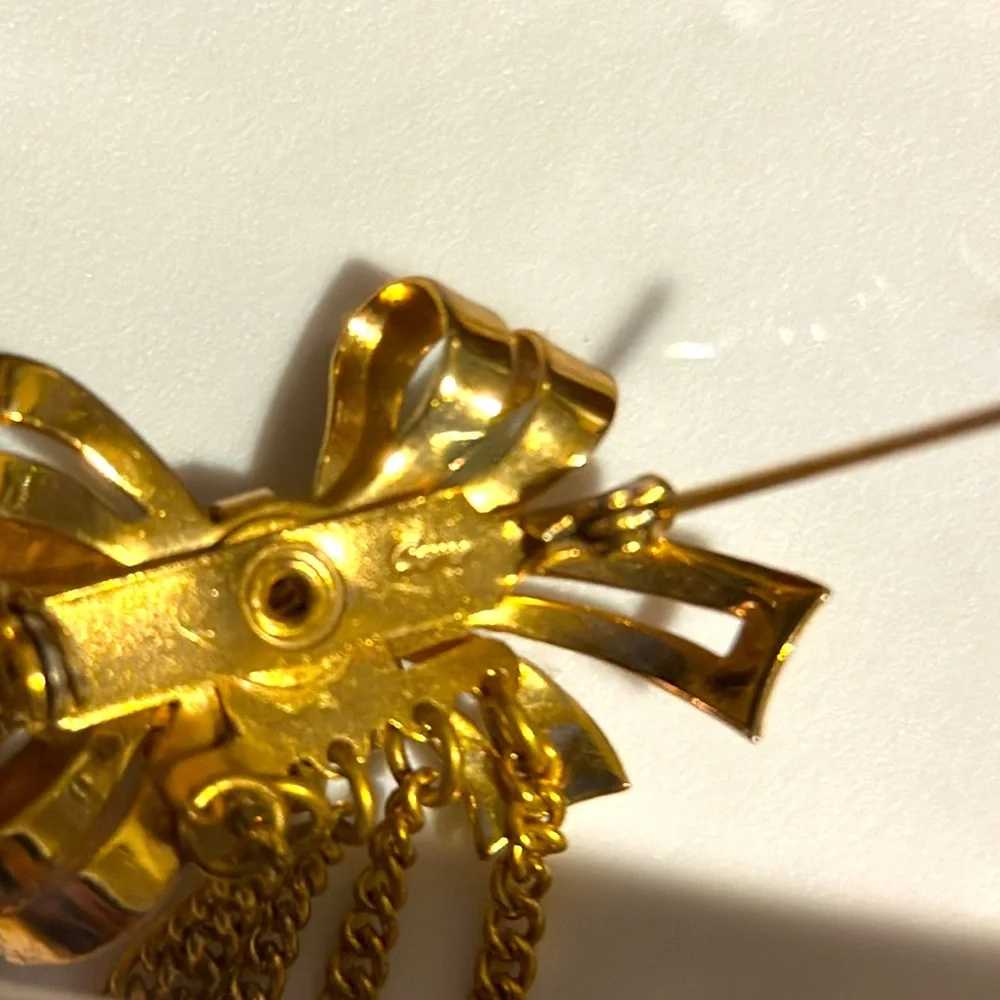 Vintage Coro gold tone bow with rhinestone center and hanging chains (679)